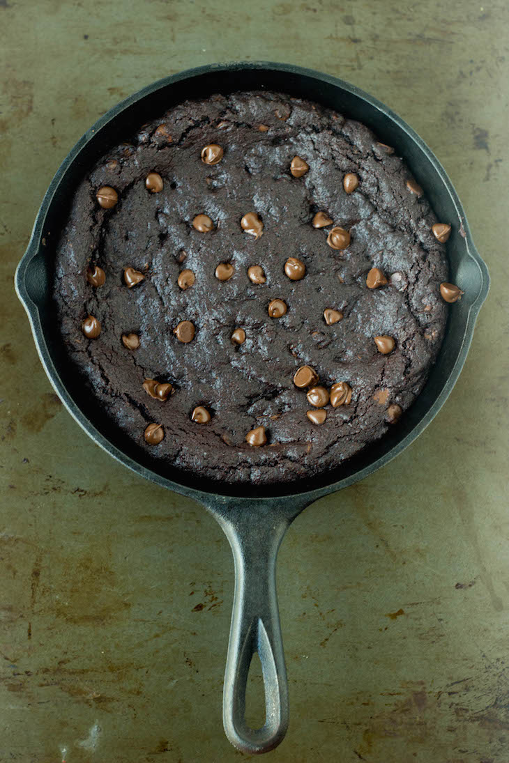 Cast Iron Chocolate Chip Cookie - Copycat BJ's Chocolate Chip Pizookie