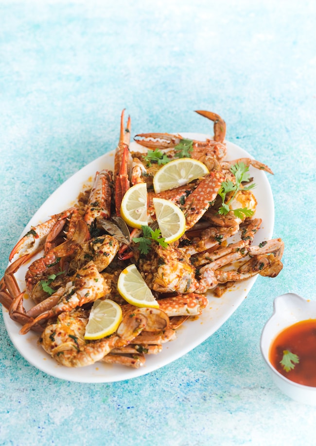 https://artofpalate.com/wp-content/uploads/2018/08/crab-legs-with-garlic-butter-dipping-sauce.jpg